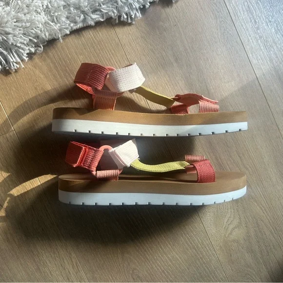 Universal Thread Sandals - Picture 4 of 5